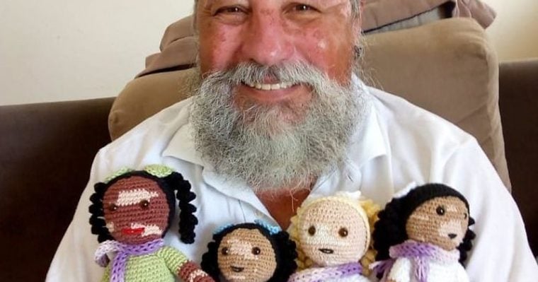 Дядо болен от витилиго направи кукли за деца със същото състояние