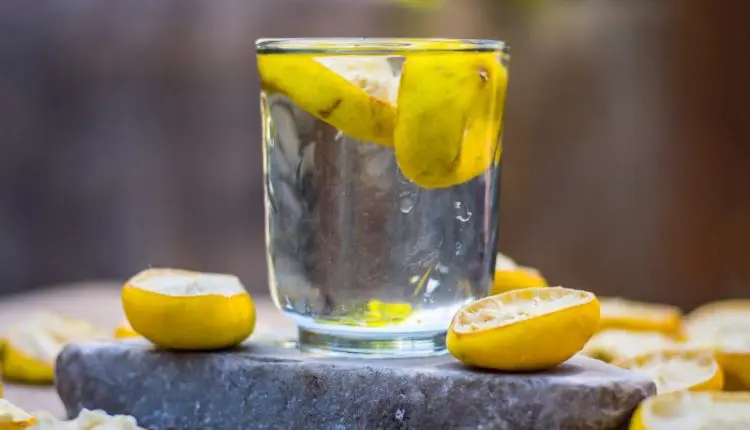 лимон с вода