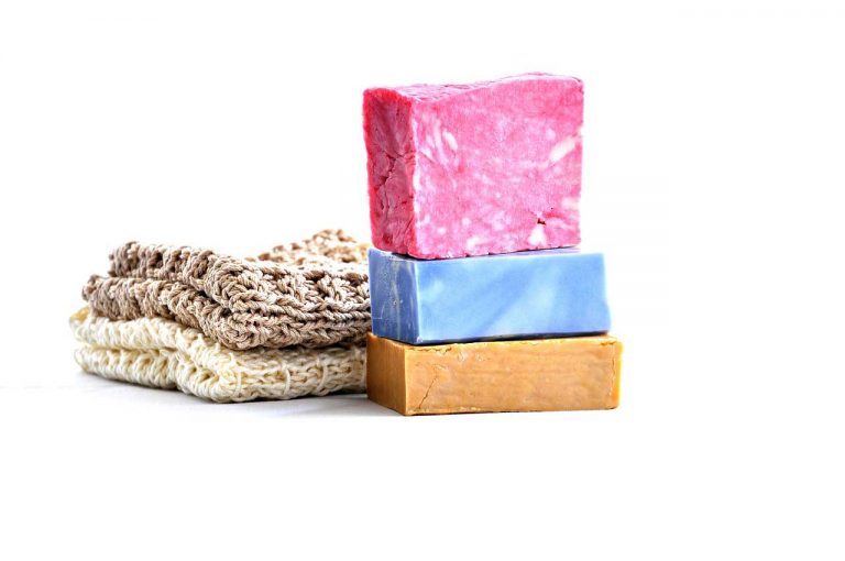 Как да си направим цветен и ароматен домашен сапун?