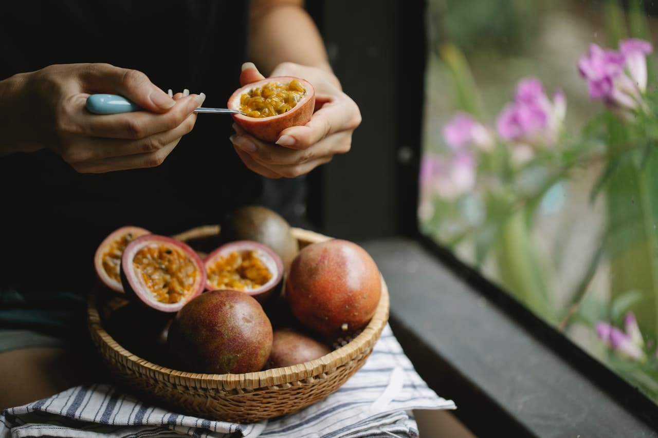 Популярният плод маракуя е екзотичен лилав плод със здравословен хранителен