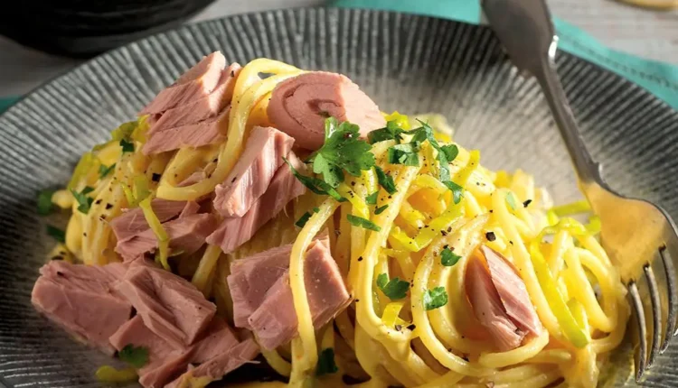 Спагети карбонара с риба тон и праз