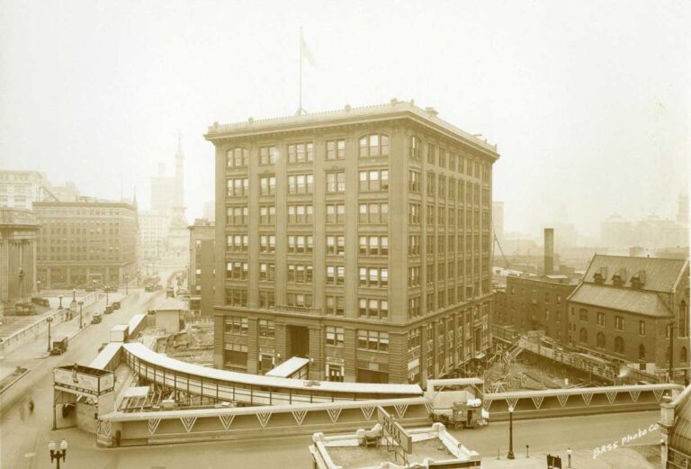 През 1930г. сградата на Индиана Бел е завъртяна на 90 °, докато служителите вътре работели