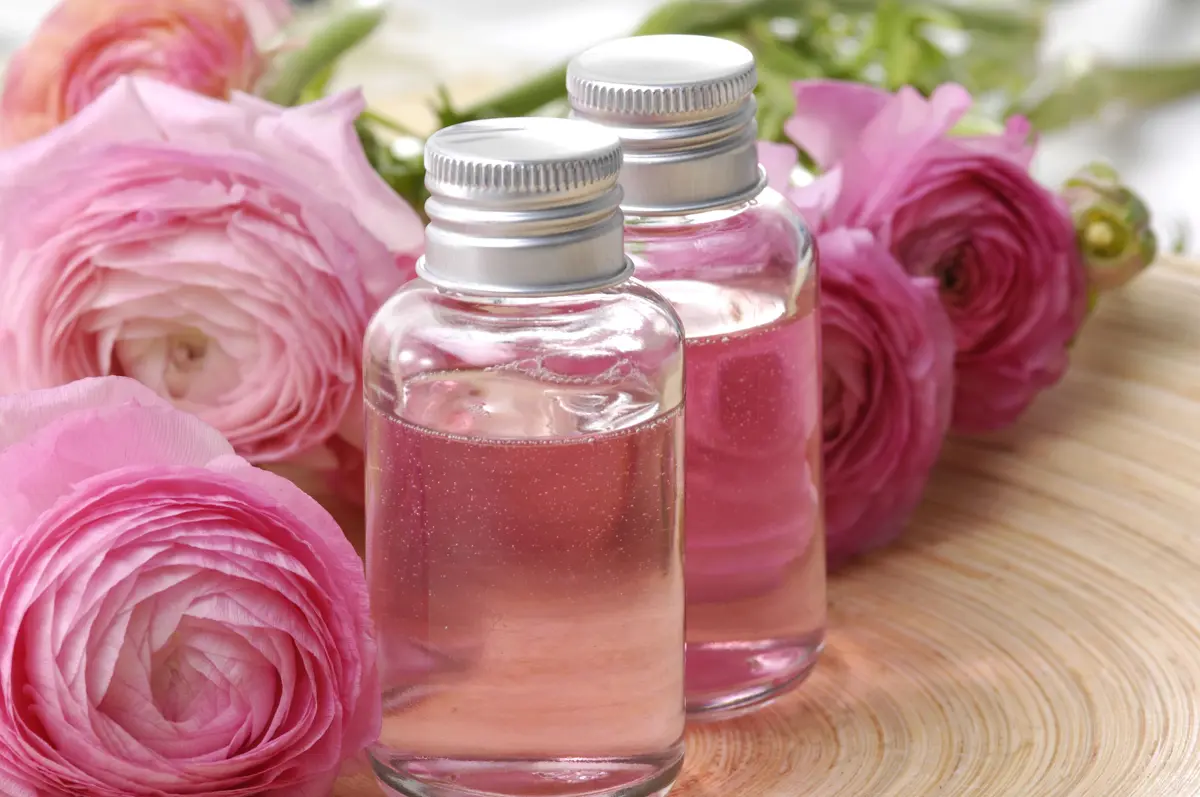 Запах розового масла. Розовая вода. Розовая вода для лица. Розовое масло. Розы маслом.