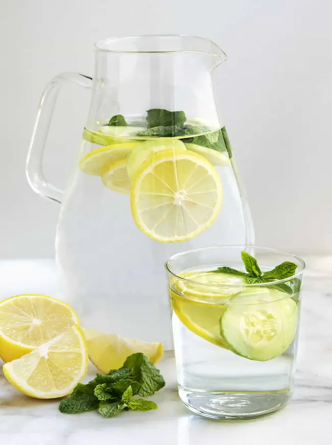 Детокс вода с лимон и краставица
