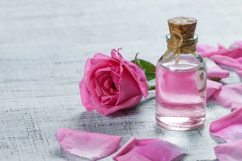 5 начина да използвате розова вода за лицето, за красива, чиста и сияйна кожа