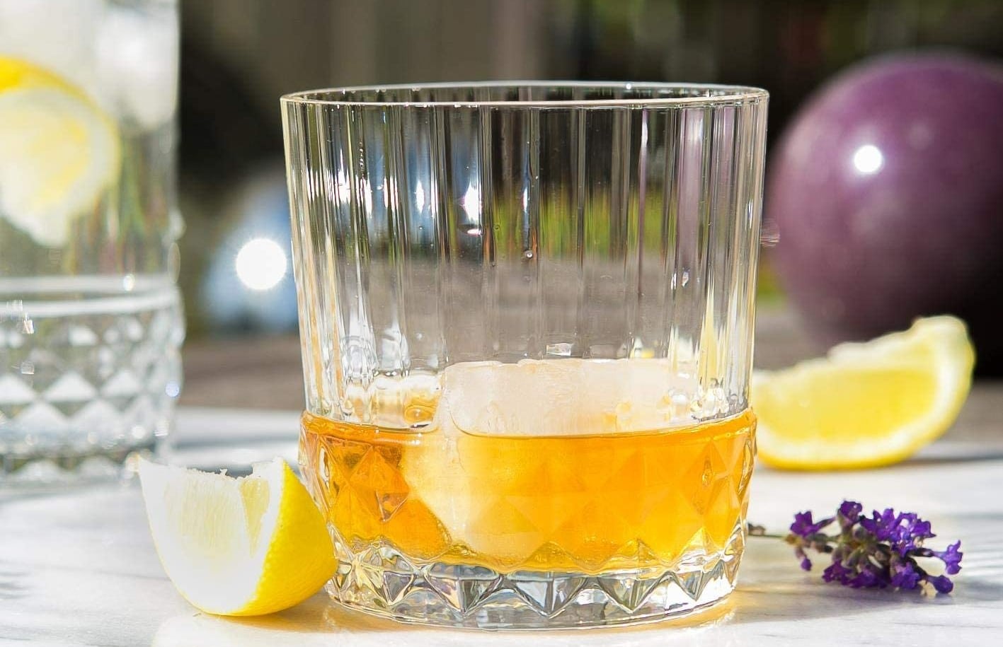 Формата и текстурата на чашата за уиски е често от