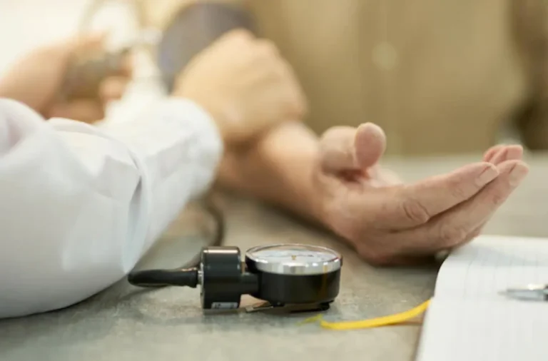 Как се мери кръвно: Измерване с електронен и анероиден апарат у дома
