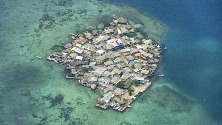 Това е най-гъсто населения остров в света, където около 500 души живеят на големината на 2 футболни игрища