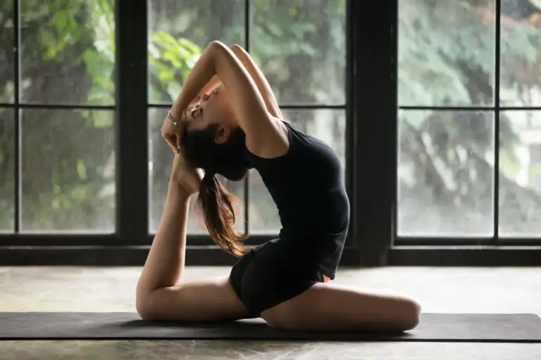 10 невероятни сутрешни йога пози, които можете да правите в леглото