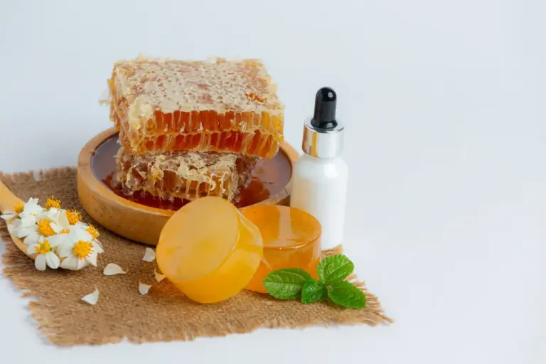 Пчелен восък – 11 ползи за кожата и рецепти за красота